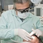 Czym różnią się implanty zębów od protez?            
